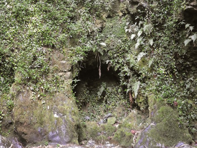 La dernière cascade avant la route entourée de ses trois grottes