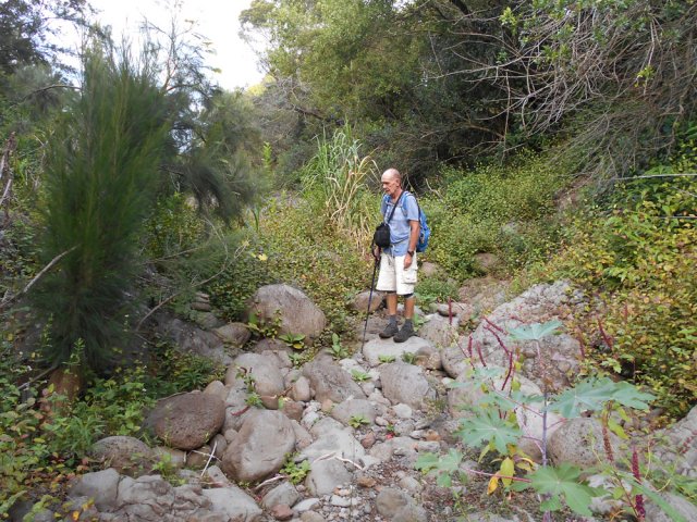 Le premier gué dans les galets. Franchir sans chercher à marcher dans la rivière