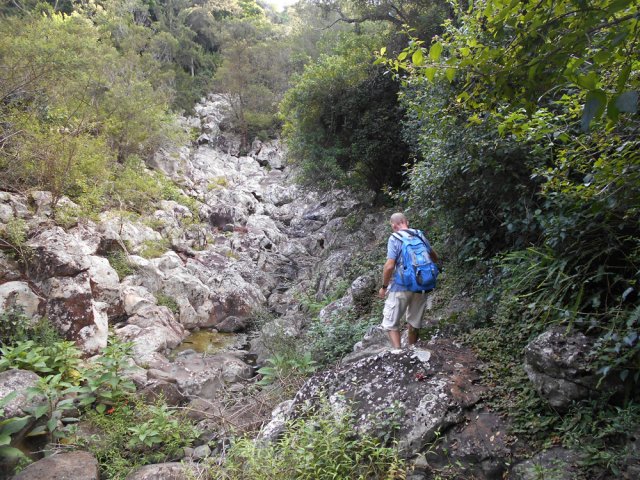 Le sentier longe au plus près la ravine au fond rocheux