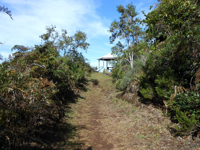 L'arrivée au kiosque de la Pente Tunnel sur un sentier large et glissant