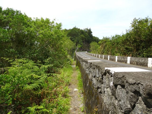 Partir à gauche de la route sur le sentier longeant la muraille