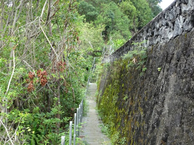 Une longue traversée s'effectue sur caillebotis métalliques