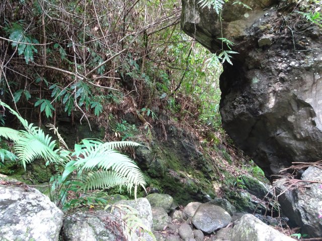 Le sentier se poursuit sous ce très gros rocher