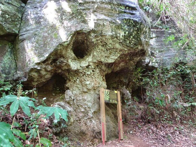 La remontée vers les Canaux longe des barres rocheuses