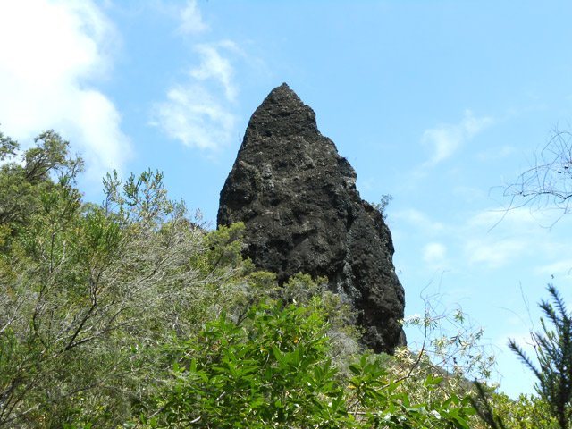 On passe au plus près d'un éperon pour alpinistes