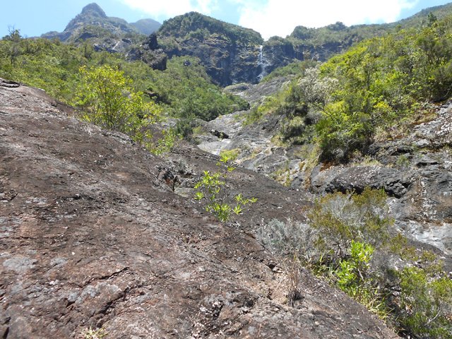 Les tous premiers mètres de la montée le long de la Ravine Pitsa