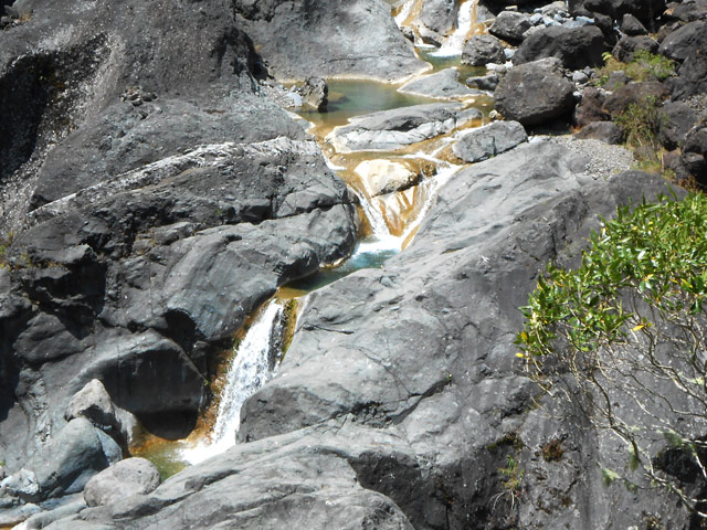 Bassins et toboggans impossibles à rejoindre, derrière le canyon à sec