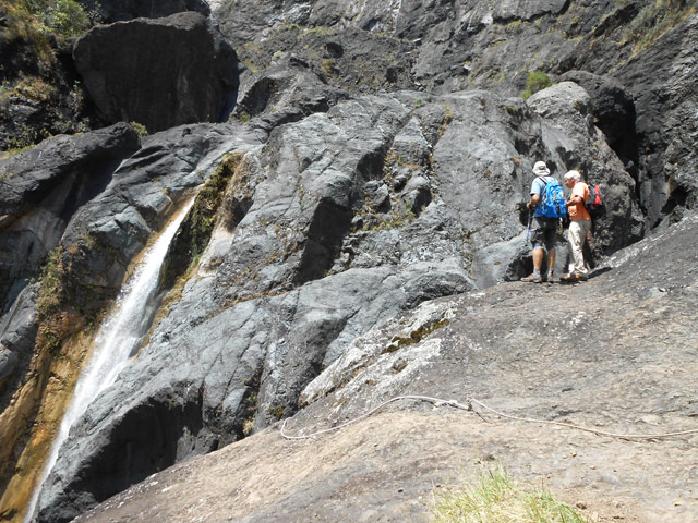 Attention à la chute au bord du précipice. La corde ne sert qu'aux canyoneurs