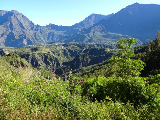 Profiter de la balade sur piste pour admirer le paysage en direction de Cilaos