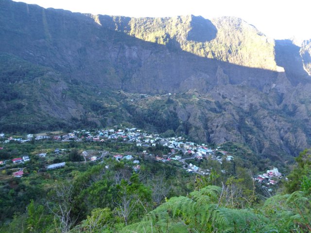 Palmiste Rouge reste à l'ombre près de deux heures après le lever de soleil
