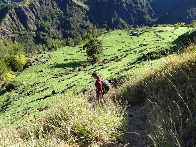 Sentier escarpé pour rejoindre la piste