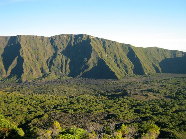 Le Piton Rouge au milieu du Fond de la Rivière de l'Est