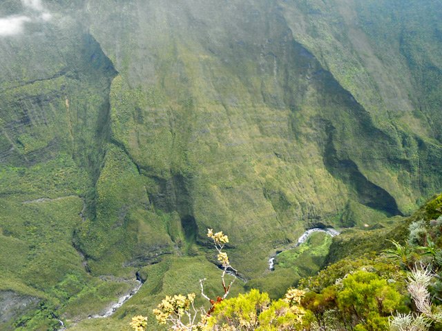 Vue plongeant sur la Rivière de l'Est et ses cascades