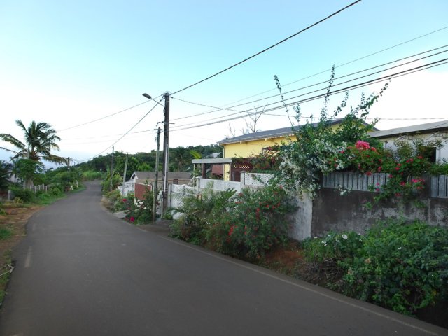 Traversée des habitations le long du Chemin Rosille