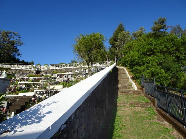 Longer le cimetière pour éviter la Route du Calvaire