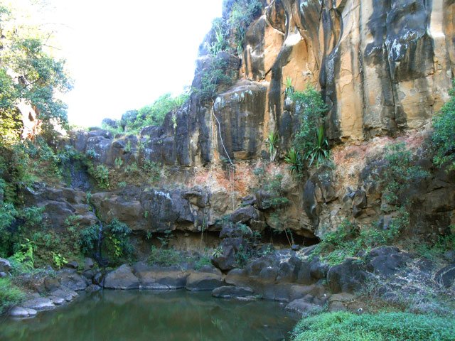 Superbe endroit avec cascade, bassin et falaises