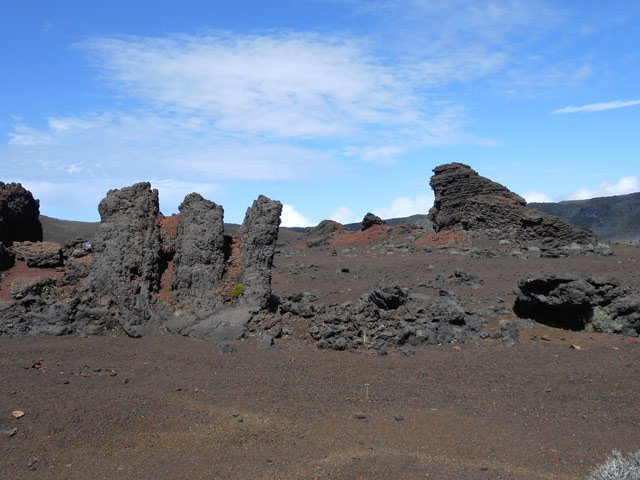 Arrivée aux gendarmes qui surveillent la piste toute proche