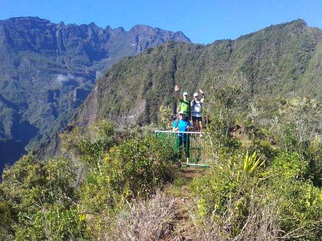 Un sentier se poursuit sur 15 mètres après le belvédère