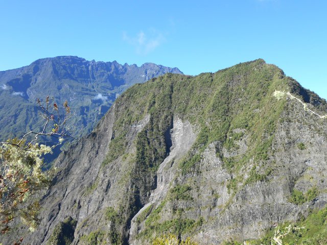 La face Est du Piton d'Anchaing. Derrière, le Gros Morne