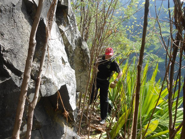 Sentier étroit en corniche. Prendre garde de bien tenir les arbustes