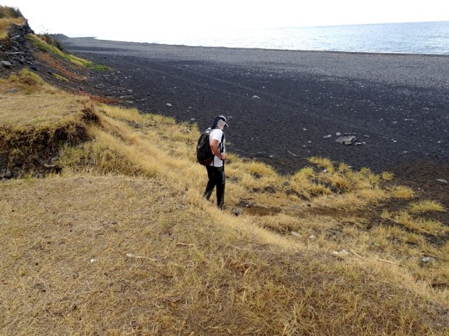 Trouver le sentier descendant sur la plage de sable noir