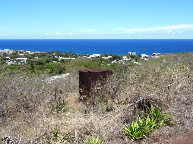 On passe près de ces citernes. Poursuivre par la gauche pour rejoindre la route.