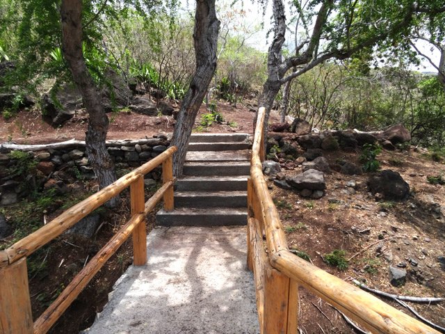 Le sentier continue après cette passerelle ombragée