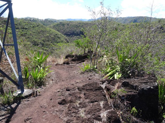 Emprunter le sentier partant à droite du pylône
