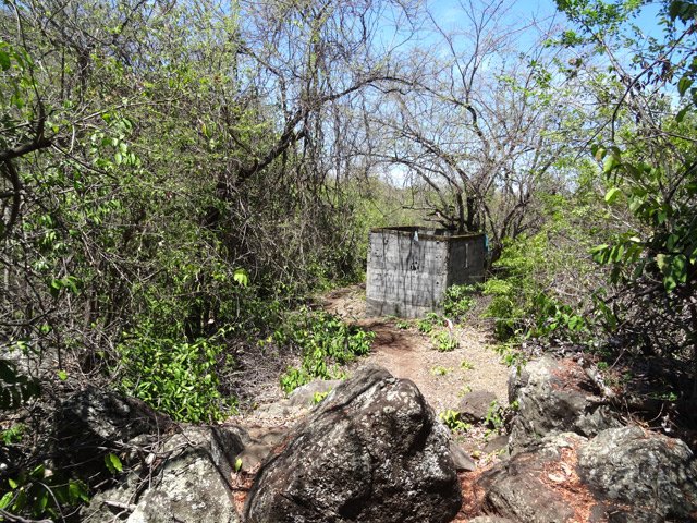 Cette ruine indique la rencontre prochaine du sentier utilisé à l'aller