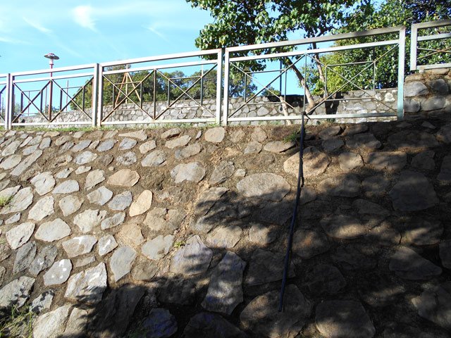 Repérer ce tuyau fixé à la rambarde qui amusera les enfants