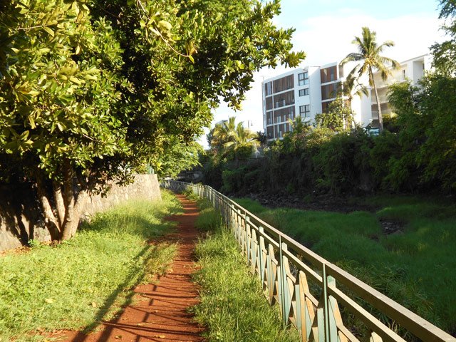 Fin de la balade le long de la rivière sur un sentier bien entretenu