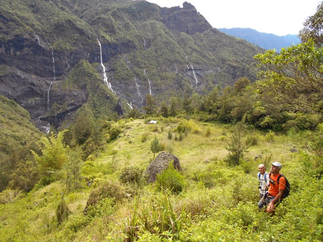 Le plateau et sa cabane depuis le sentier de liaison avec le Haut des Salazes