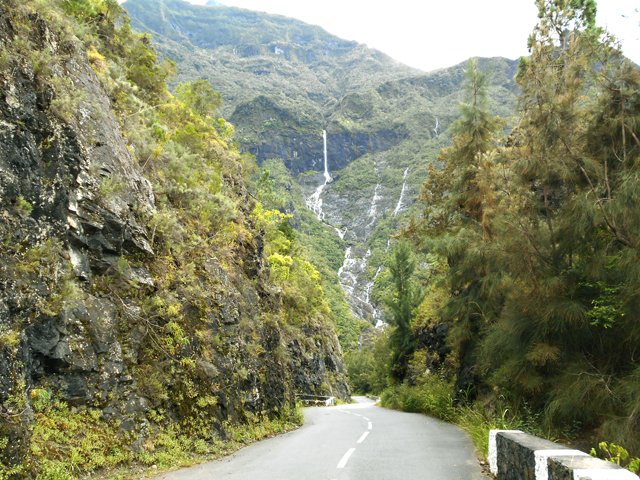 La cascade Pitsa en direction du pont sur la Bassin des Salazes