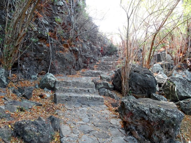 La fin de la descente s'effectue sur des marches en pierre jusqu'au gué