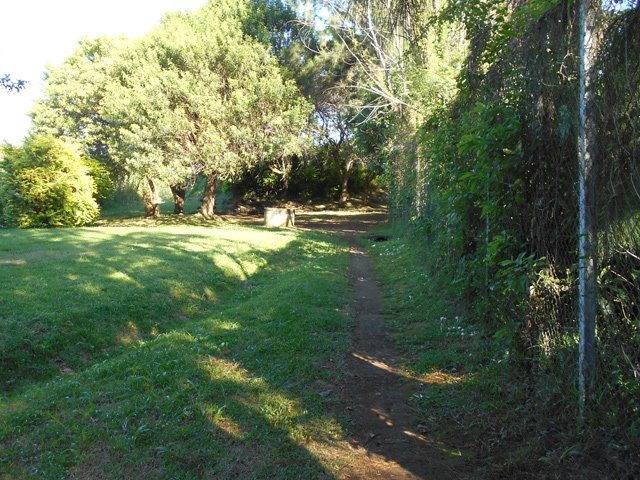 Le départ du sentier. La réserve d'eau est derrière le grillage