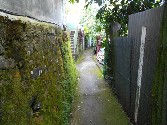 Première ruelle de la boucle qui se transforme plus loin en sentier