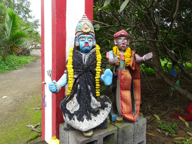 Attention, les temples se visitent pieds nus et sur autorisation