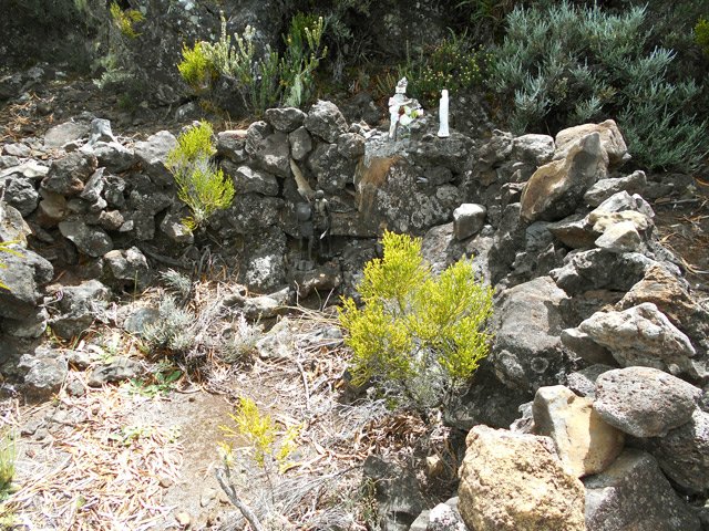 La Vierge côtoie des guerriers en ébène et leurs offrandes sur ce qui pourrait être une tombe