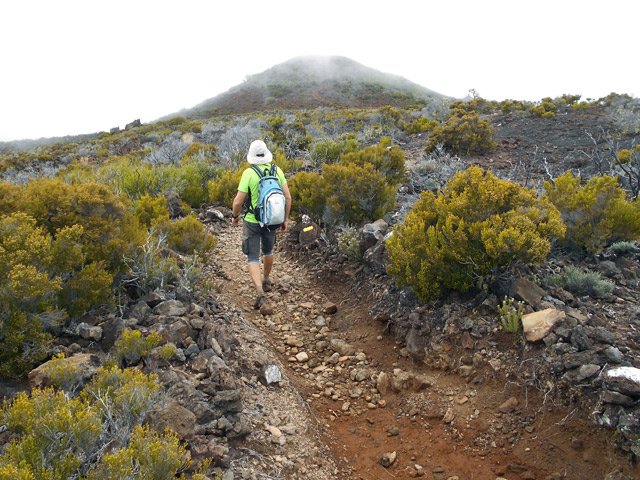 Sentier caillouteux en direction du Piton Rouge