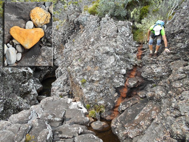Rares coulées ferrugineuses teintant les galets et le sol