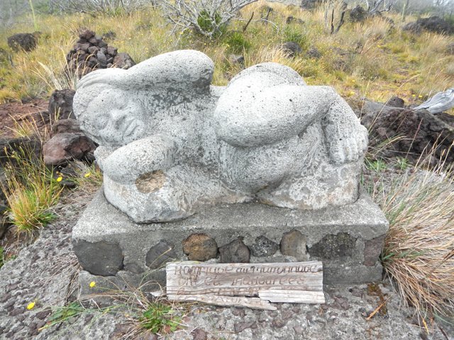 Visite aux sculptures au sommet du Piton Rouge