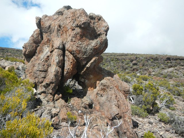 Le rocher troué vers le Ravine des Colimaçons