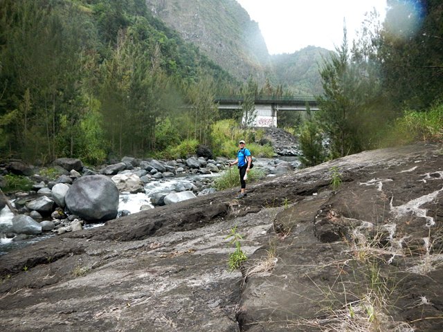 Les plaques de basalte sur les rives sont plus agréables que les gués