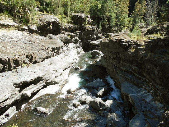 Endroit sauvage avec petite gorge encaissée