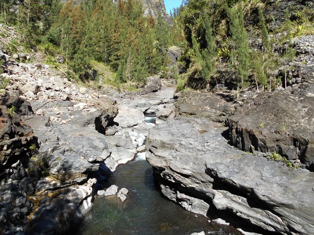 La marche s'effectue ici à 10 mètres au-dessus de la rivière