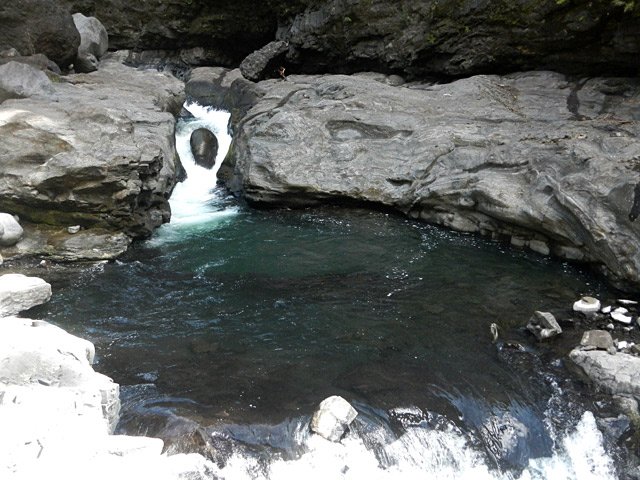 Un énorme galet coincé dans le toboggan jusqu'au prochain cyclone