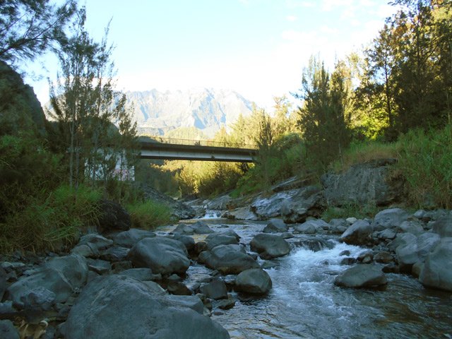 Le premier gué les pieds dans l'eau est à moins de 100 m du pont