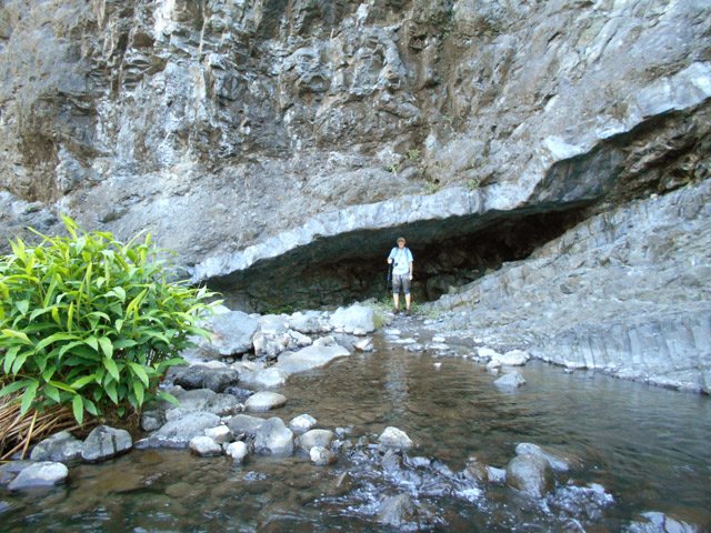 Grotte créée par les forts courants des crues