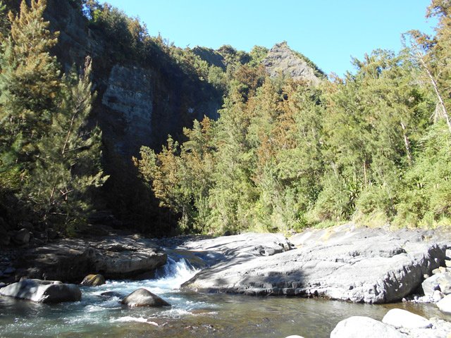Superbe endroit avec larges plaques de basalte en rive gauche