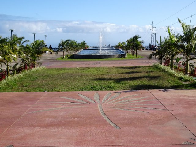 L'esplanade située à l'entrée du parc